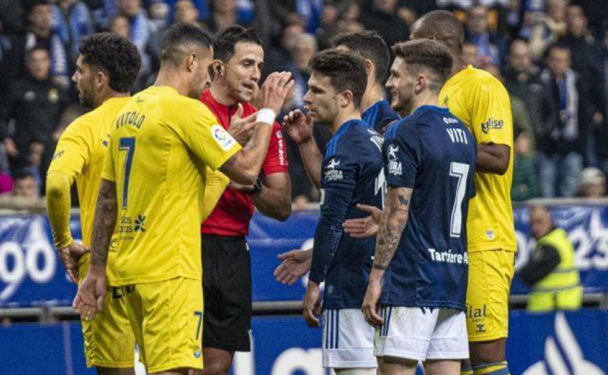 El colegiado valenciano Saúl Ais Reig, en el reciente empate entre Oviedo y Las Palmas en el Carlos Tartiere. 