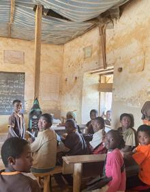 Imagen secundaria 2 - Ianja, con su familia y en el colegio de Didy. 