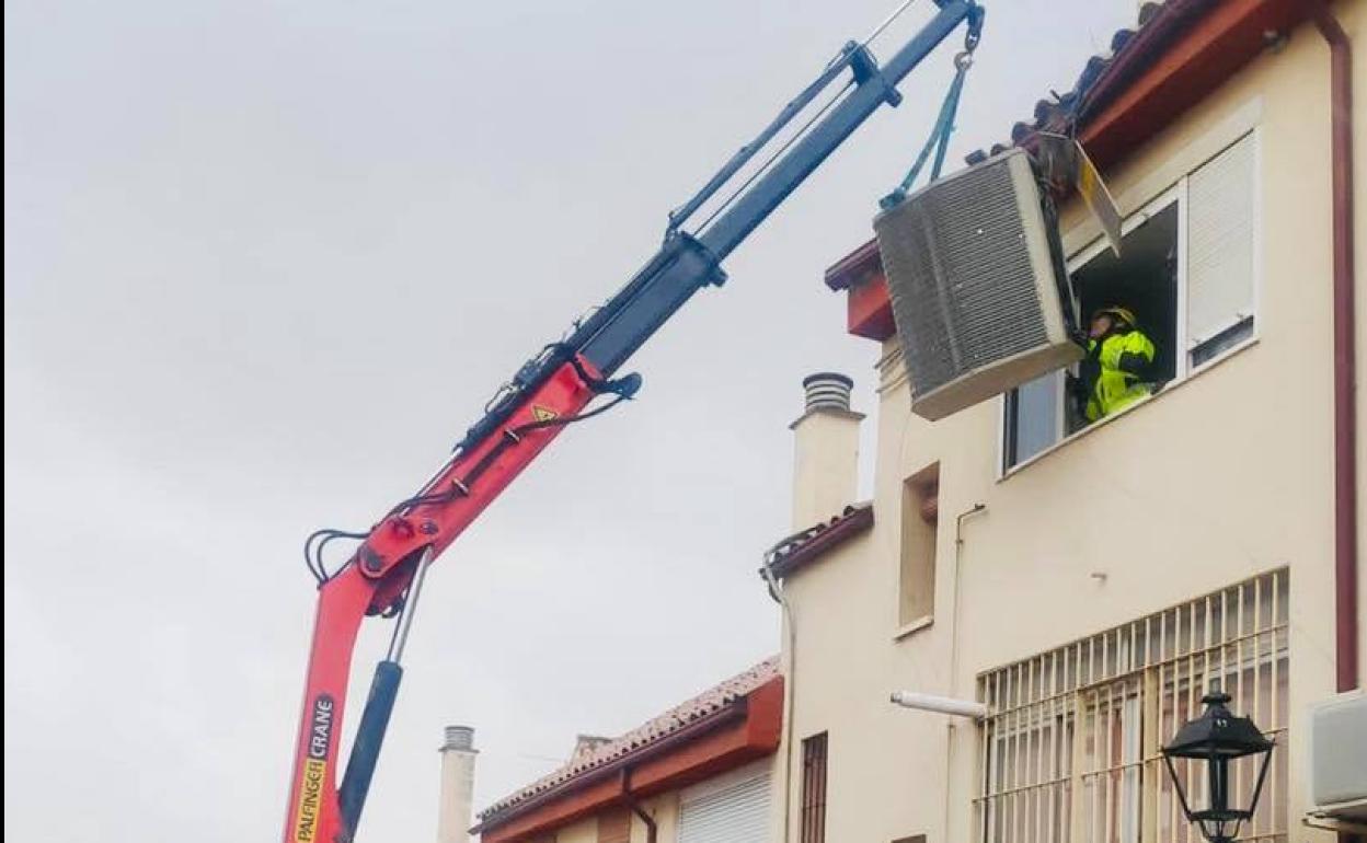Trabajo de efectivos del Ayuntamiento de Jaén durante el temporal. 