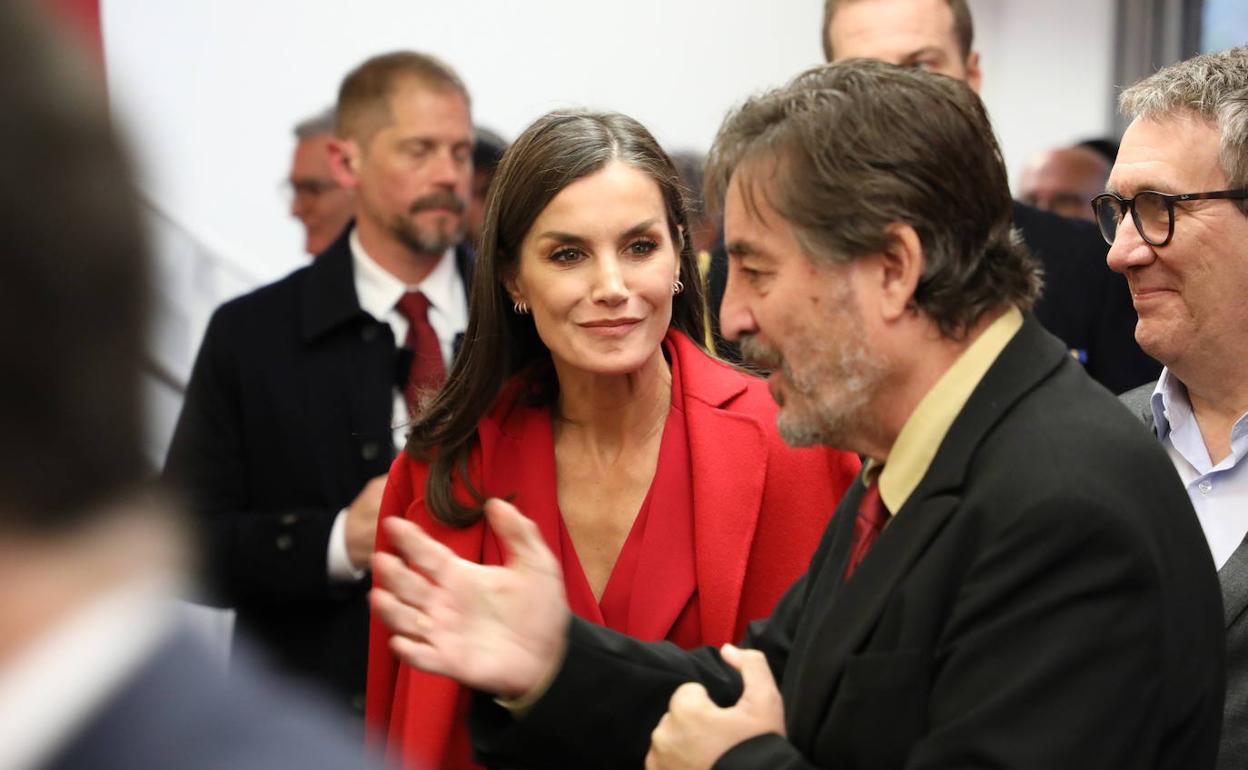 La reina Letizia Ortiz y Luis García Montero, en la inauguración del centro del Instituto Cervantes de Los Ángeles. 