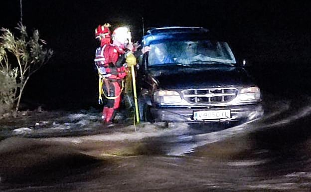 Monento del rescate de los ocupantes del vehículo