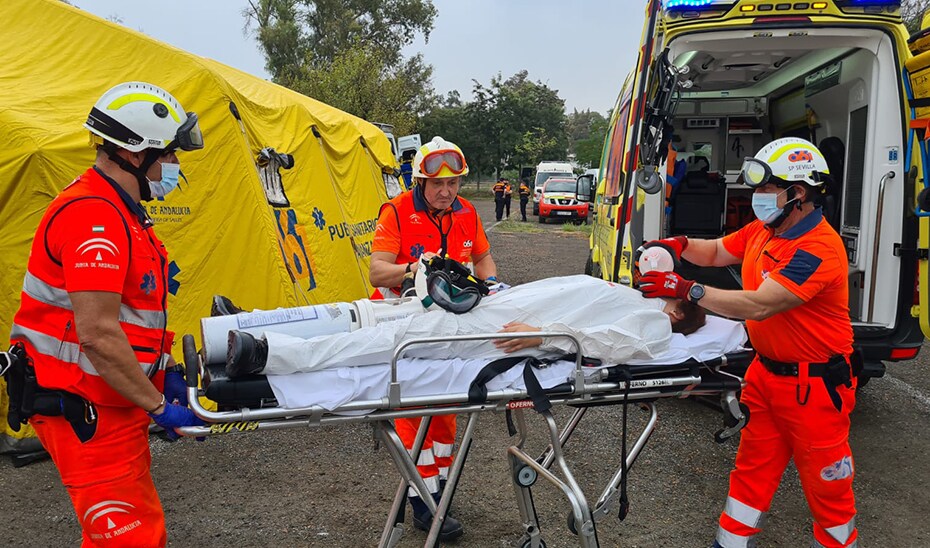 Imagen de archivo de sanitarios 061 trasladando a un herido. 