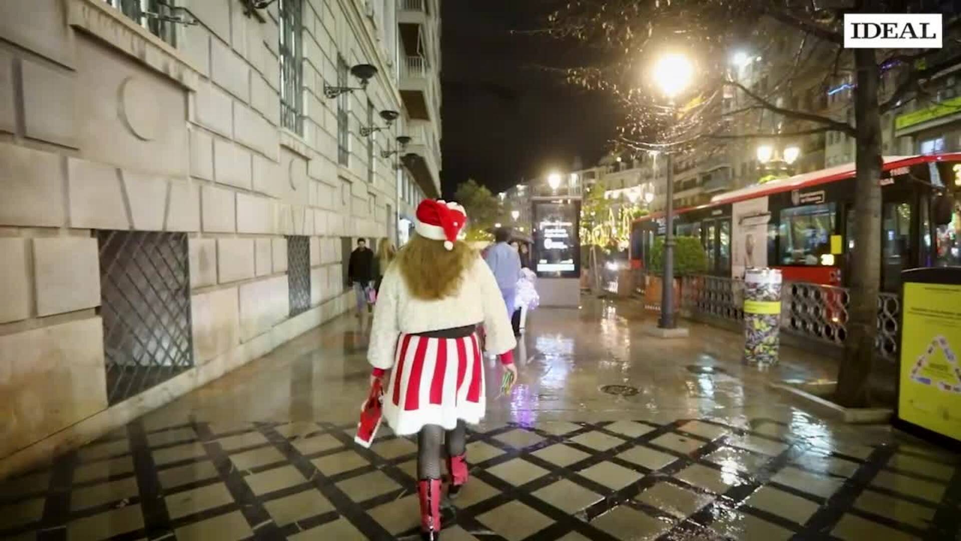 La Mamá Noel de España sale a la calle reglar felicidad a los granadinos