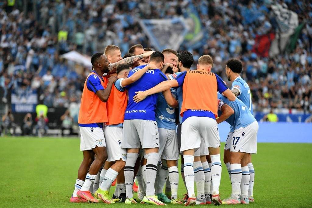 Imagen secundaria 1 - Arriba, Sergej Milinkovic-Savid es el jugador más destacado de la Lazio, el último rival de entretemporada. Abajo, 'Le Aquile' celebran un triunfo. 