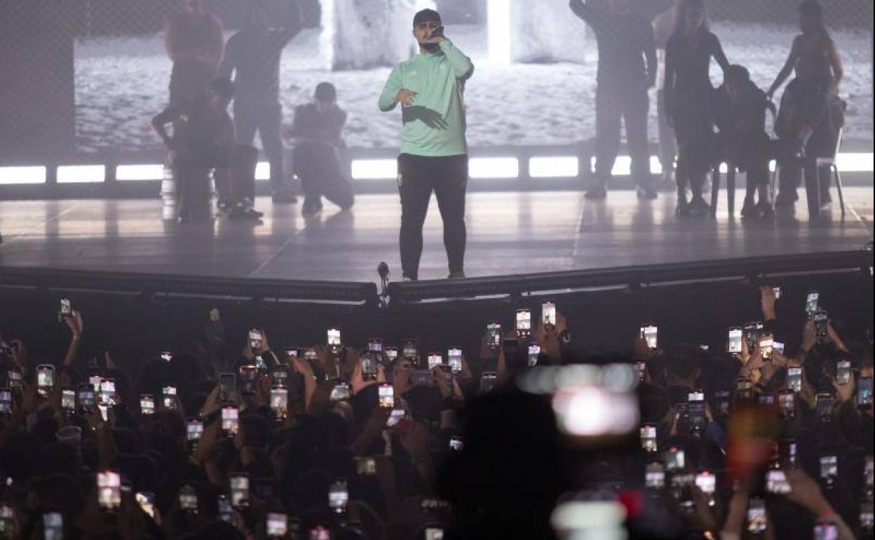 Dellafuente actúa mientras miles de móviles le graban durante una de sus tres actuaciones en el Palacio de Deportes.