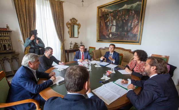 Reunión en el Carmen de los Mártires.