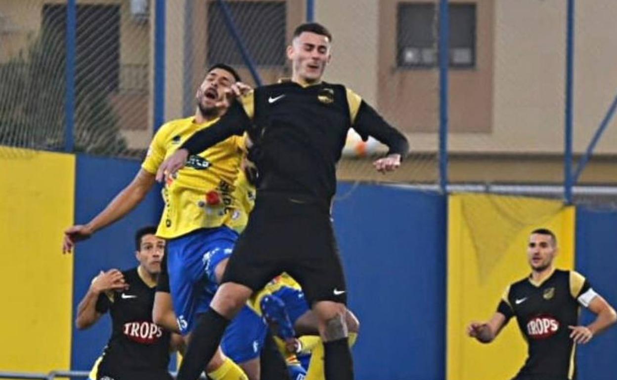 Un central motrileño se adelanta en una acción a balón parado. 