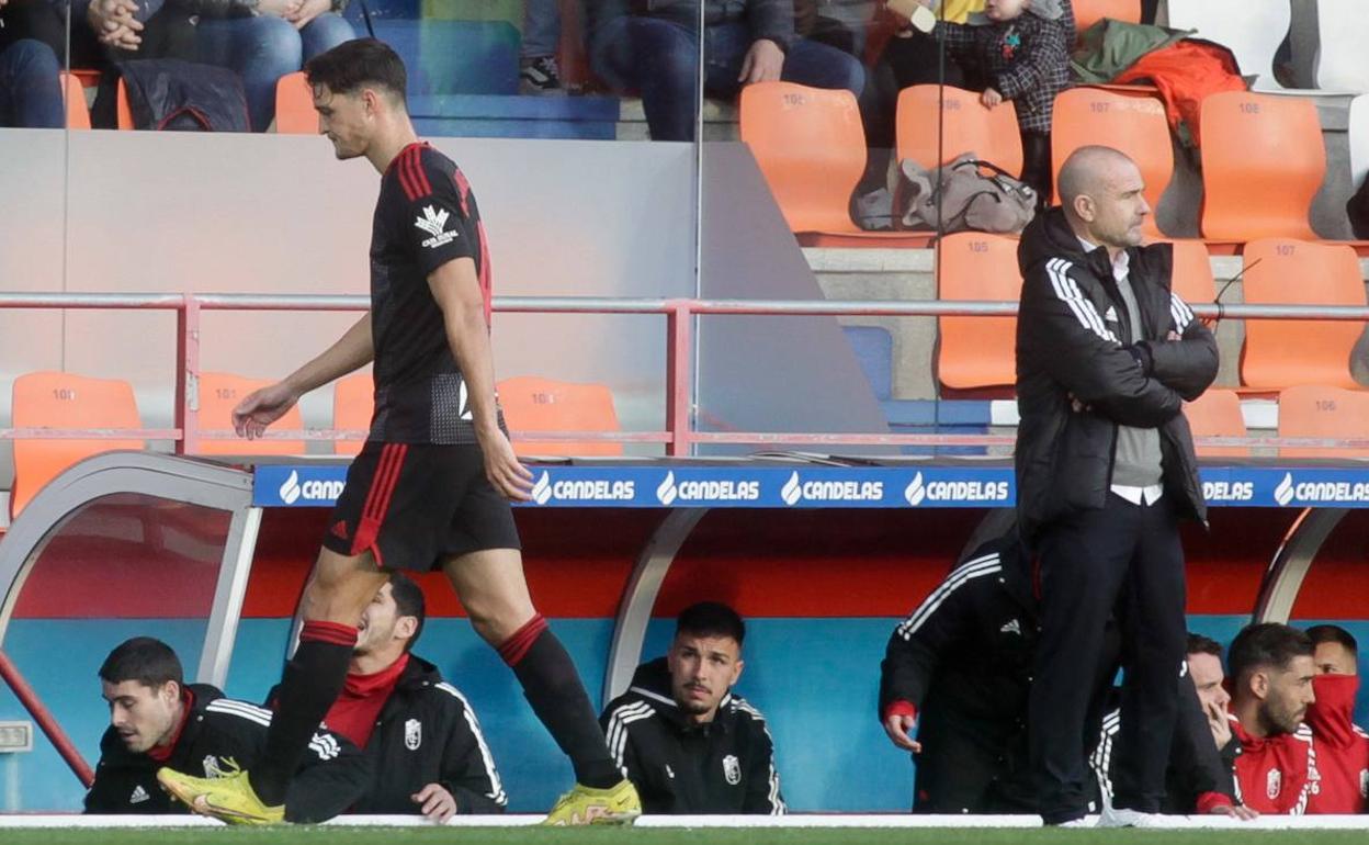 Miguel Rubio se marcha tras su expulsión. 