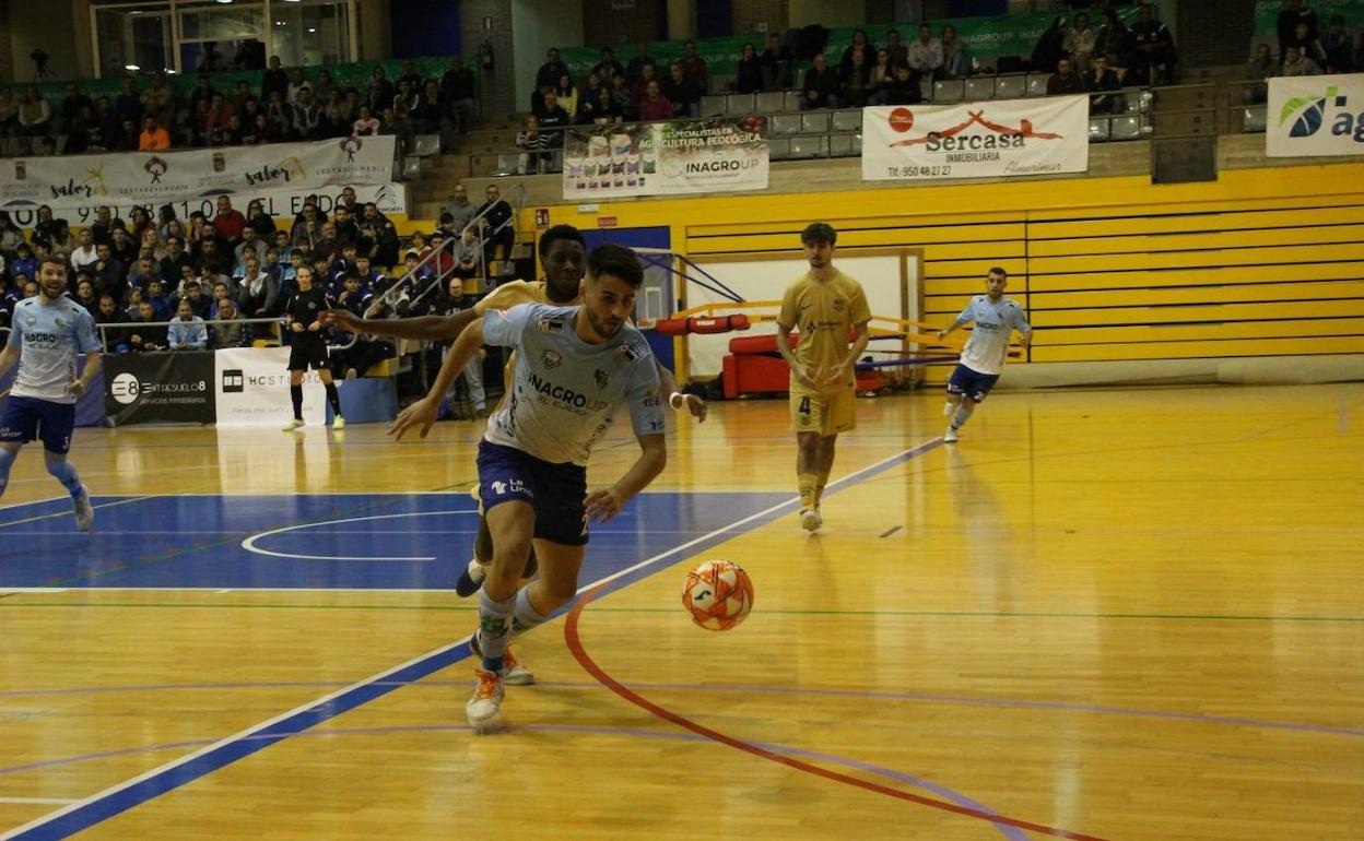 Cola, autor del tercer tanto, disputa la posesión de balón frente a Touré. 