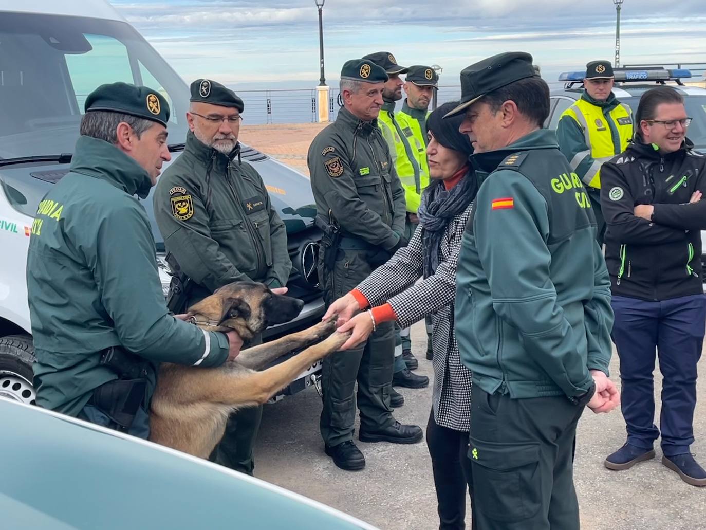 La subdelegada del Gobierno y el coronel jefe de la Comandancia, ayer en Sierra Nevada. 