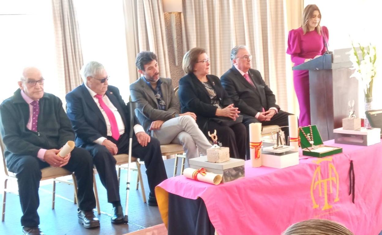 Pedro Madrid, Juan Gálvez, Curro Vivas, Mari Carmen del Águila y Julio Gómez atienden a la disertación de Rocío Berenguel. 