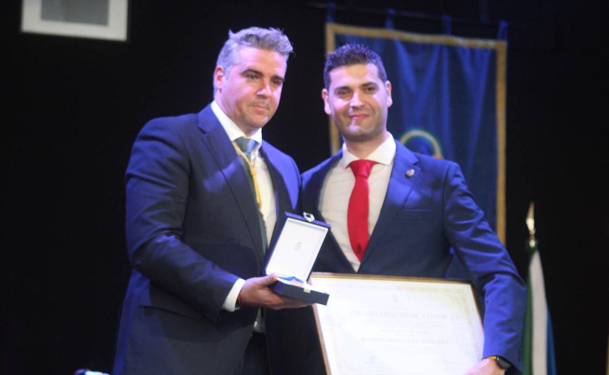 Manuel Jesús Flores, alcalde de Viator, entrega la distinción de hijo predilecto a Ramón González. 
