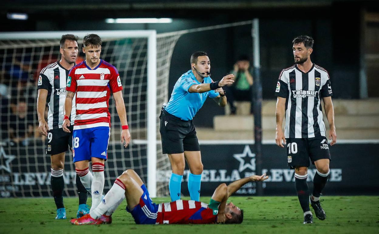 Hernández Maeso solicita asistencia para Víctor Díaz tras una mala caída del capitán del Granada en Cartagena. 