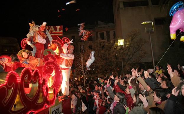 Imagen principal - La carroza de IDEAL en los desfiles de los Reyes Magos por Granada.