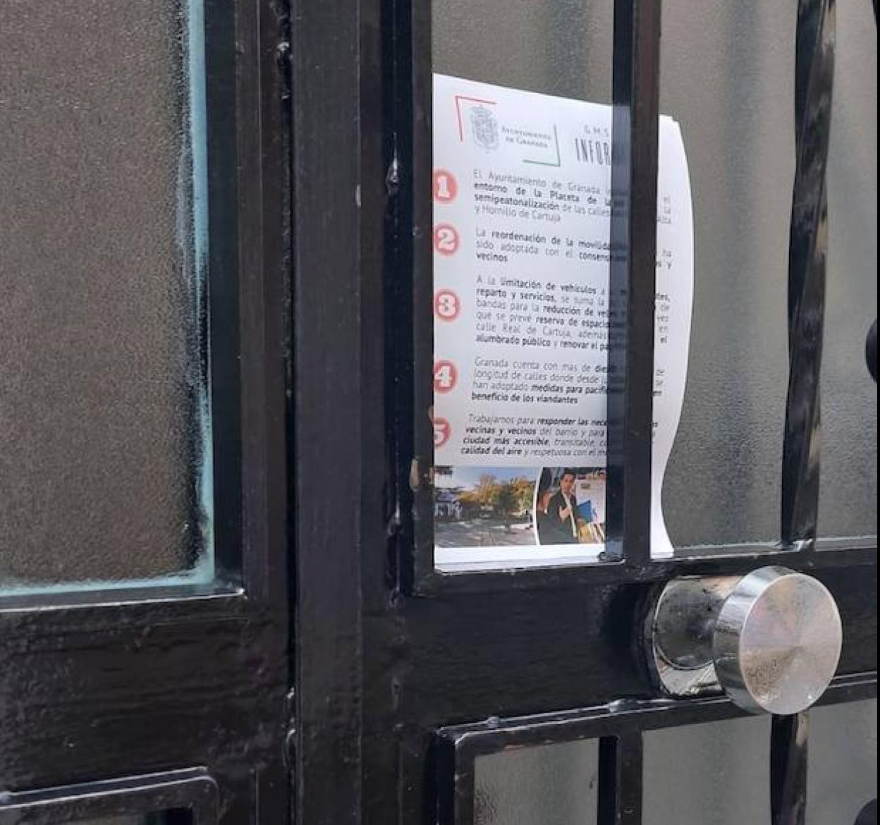 Panfletos dejados en la puerta de un bloque del barrio de San Ildefonso. 