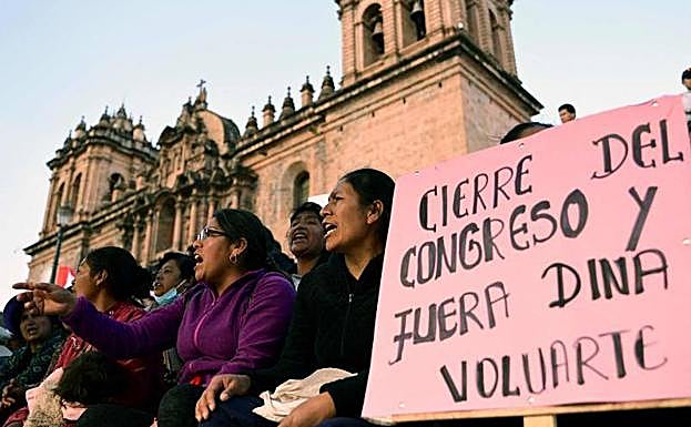 Imagen principal - Simpatizantes de Pedro Castillo piden el cierre del Congreso durante una protesta en la Plaza de Armas de Cusco. El ministro de Exteriores mexicano, Marcelo Ebrard, comparece junto al presidente, Andrés Manuel López Obrador (al fondo). Un manifestante quema un ataúd con el nombre de la actual presidenta, Dina Boluarte.