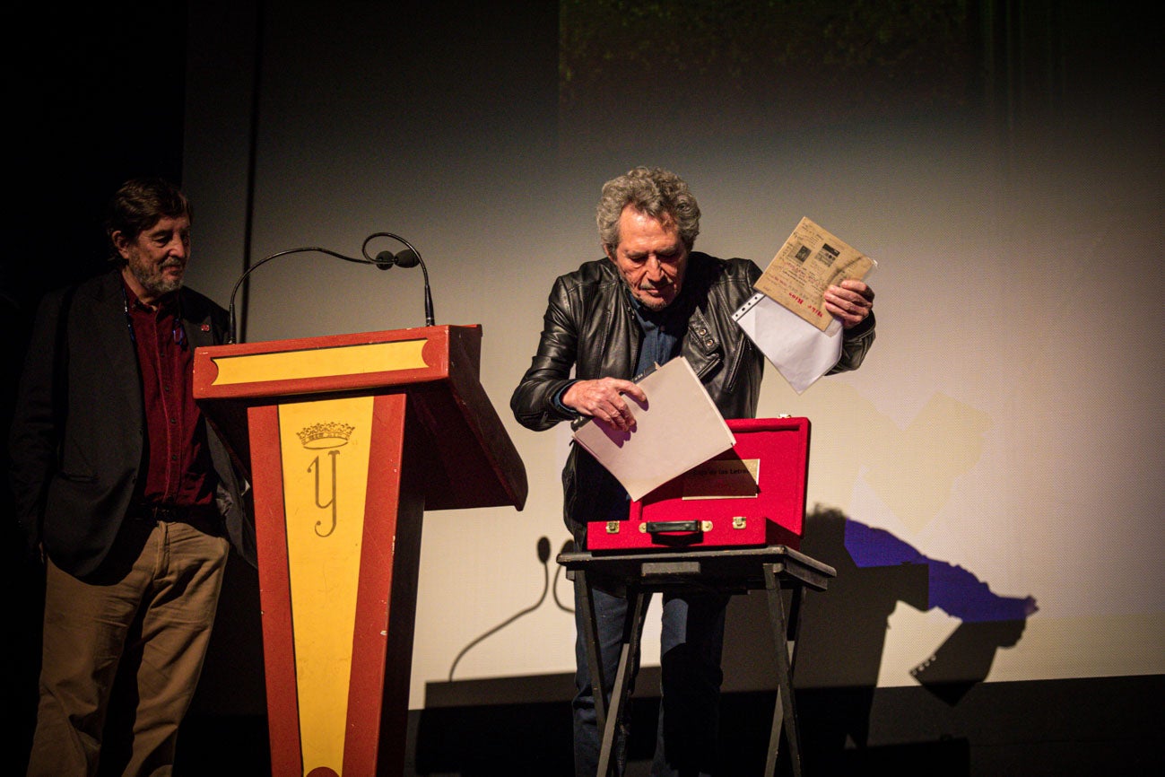 Momento del acto en el teatro Isabel la Católica.