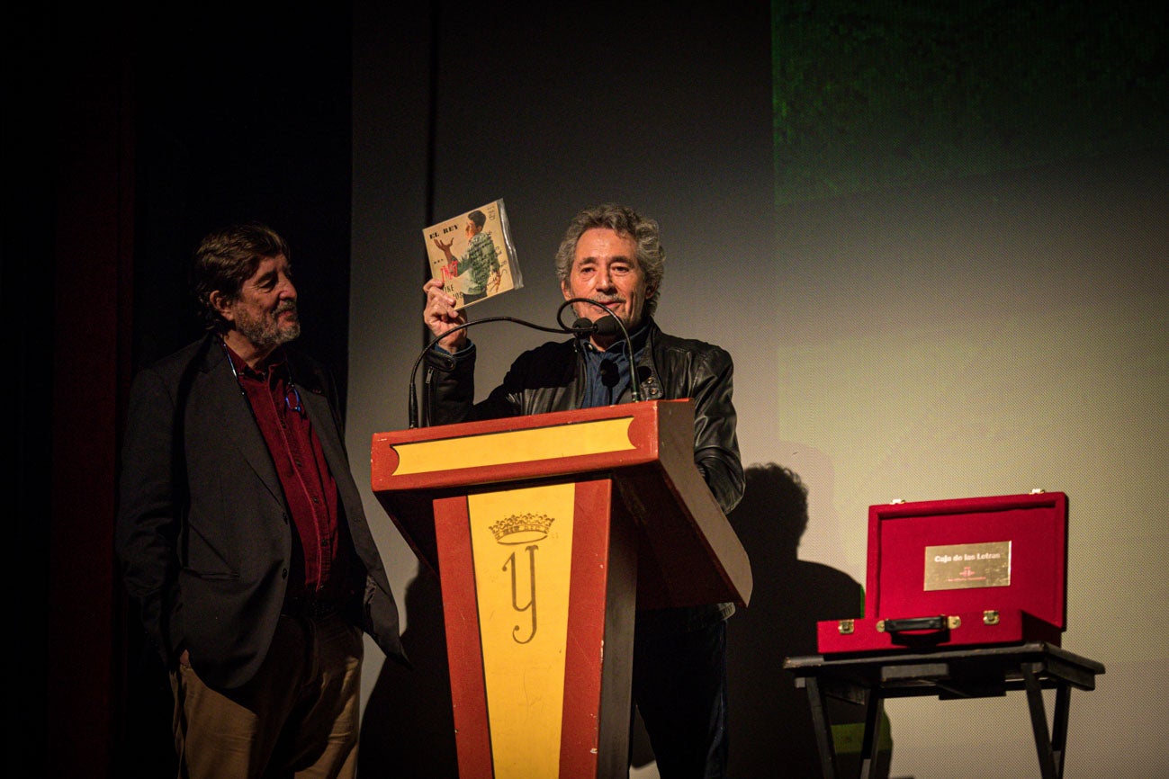 Momento del acto en el teatro Isabel la Católica.