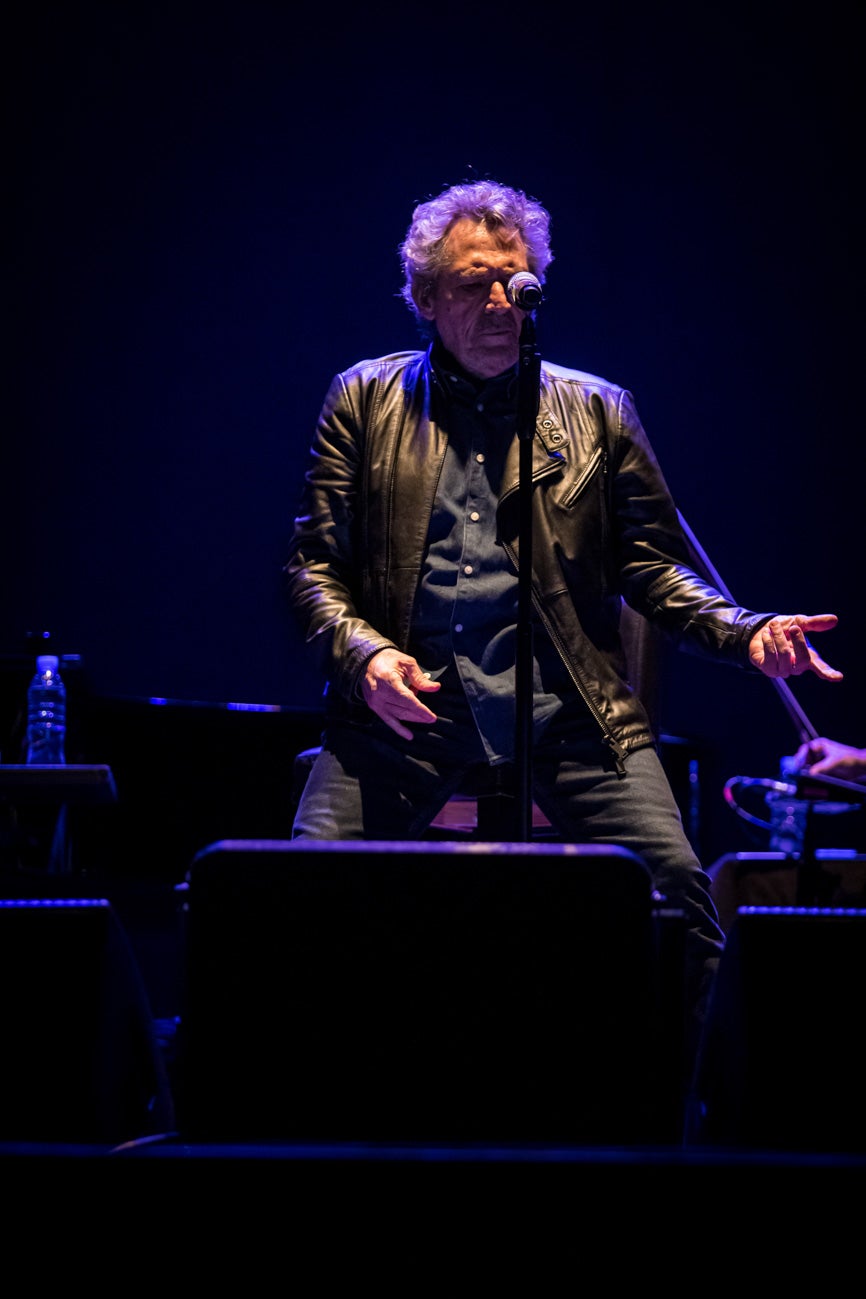 Momento del acto en el teatro Isabel la Católica.