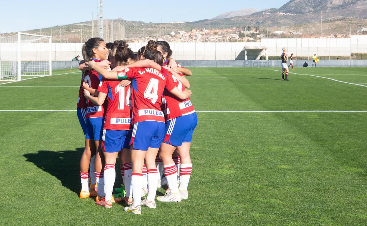 Piña rojiblanca tras un gol de Pamela. 