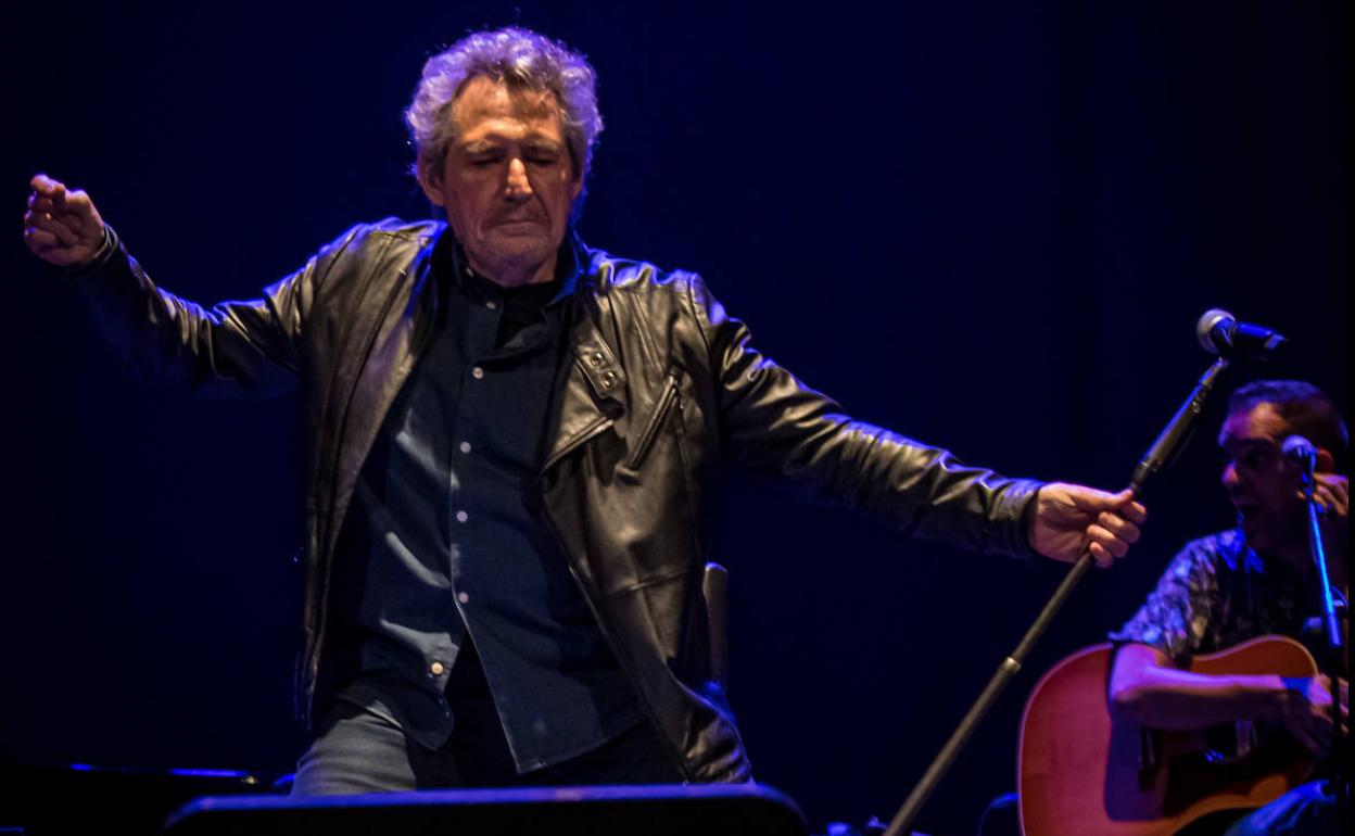 Miguel Ríos, en un momento del concierto celebrado anoche en el Teatro Isabel la Católica. 
