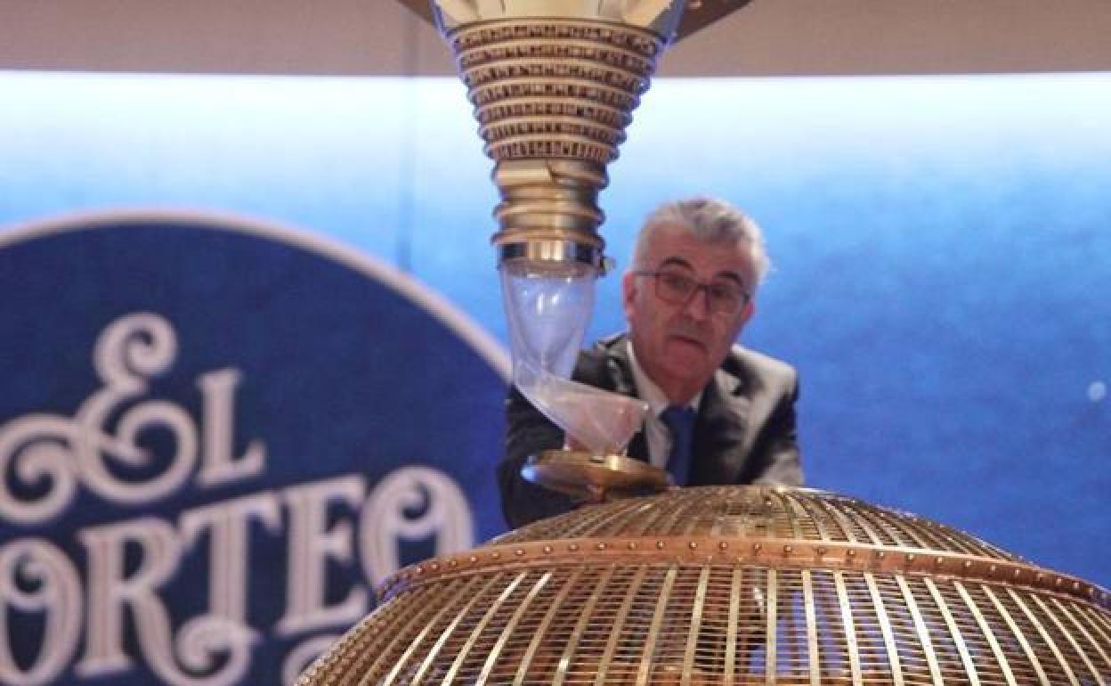 La OCU avisa sobre los décimos de la Lotería de Navidad.