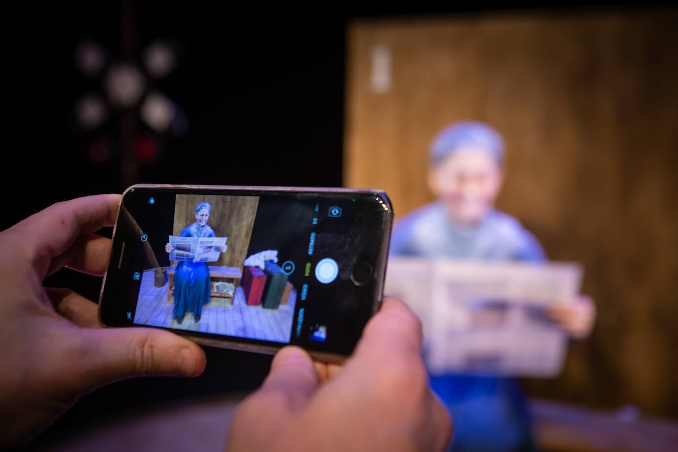 A través del móvil. 