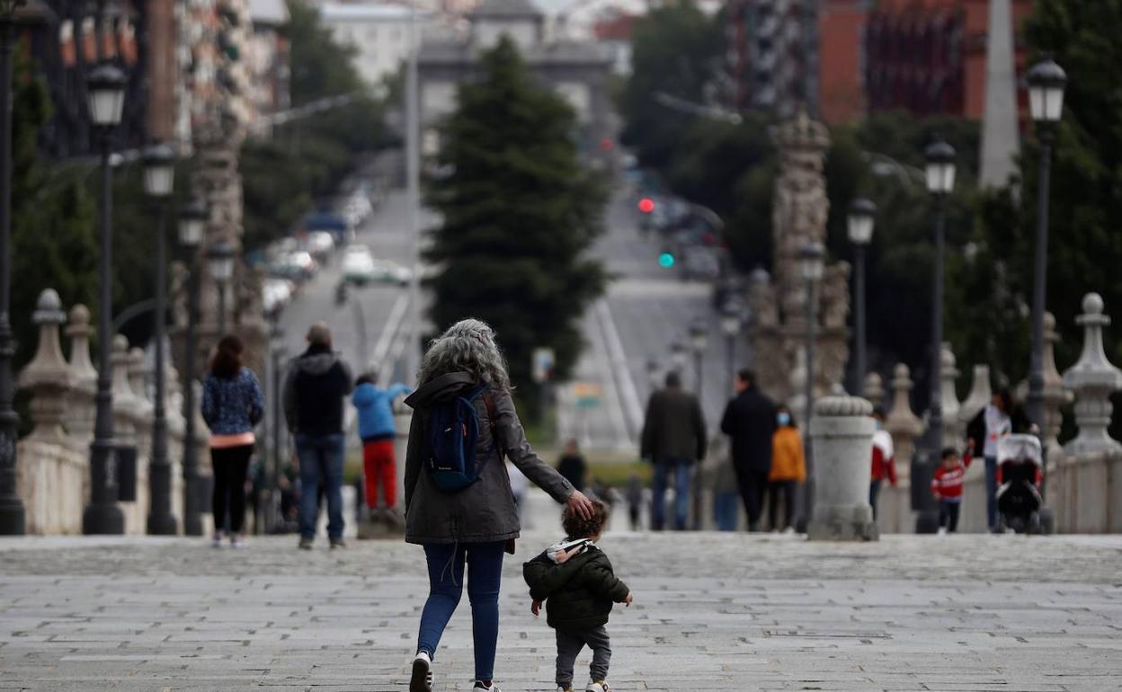 Siete ayudas que los padres pueden pedir para cuidar de sus hijos. 