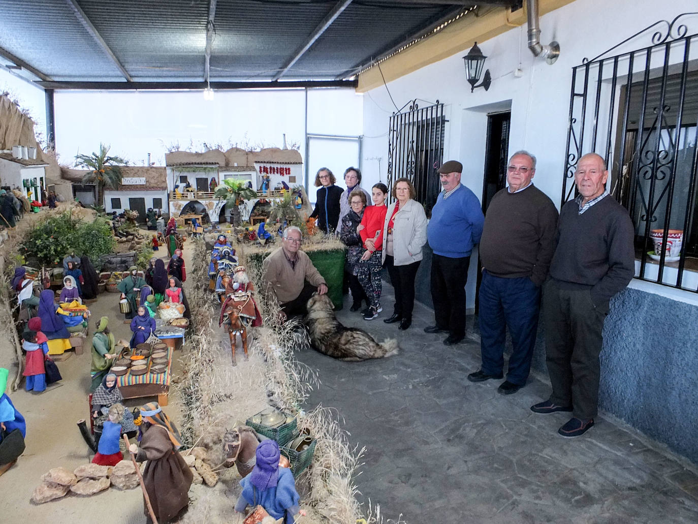 Vecinos de Lopera junto al Nacimiento que han montado. 