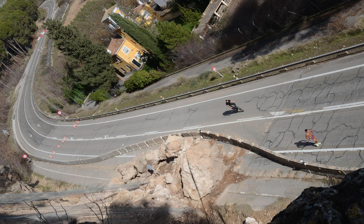 El desprendimiento de rocas se produjo el pasado 15 de diciembre y aún no ha sido retirado del asfalto.