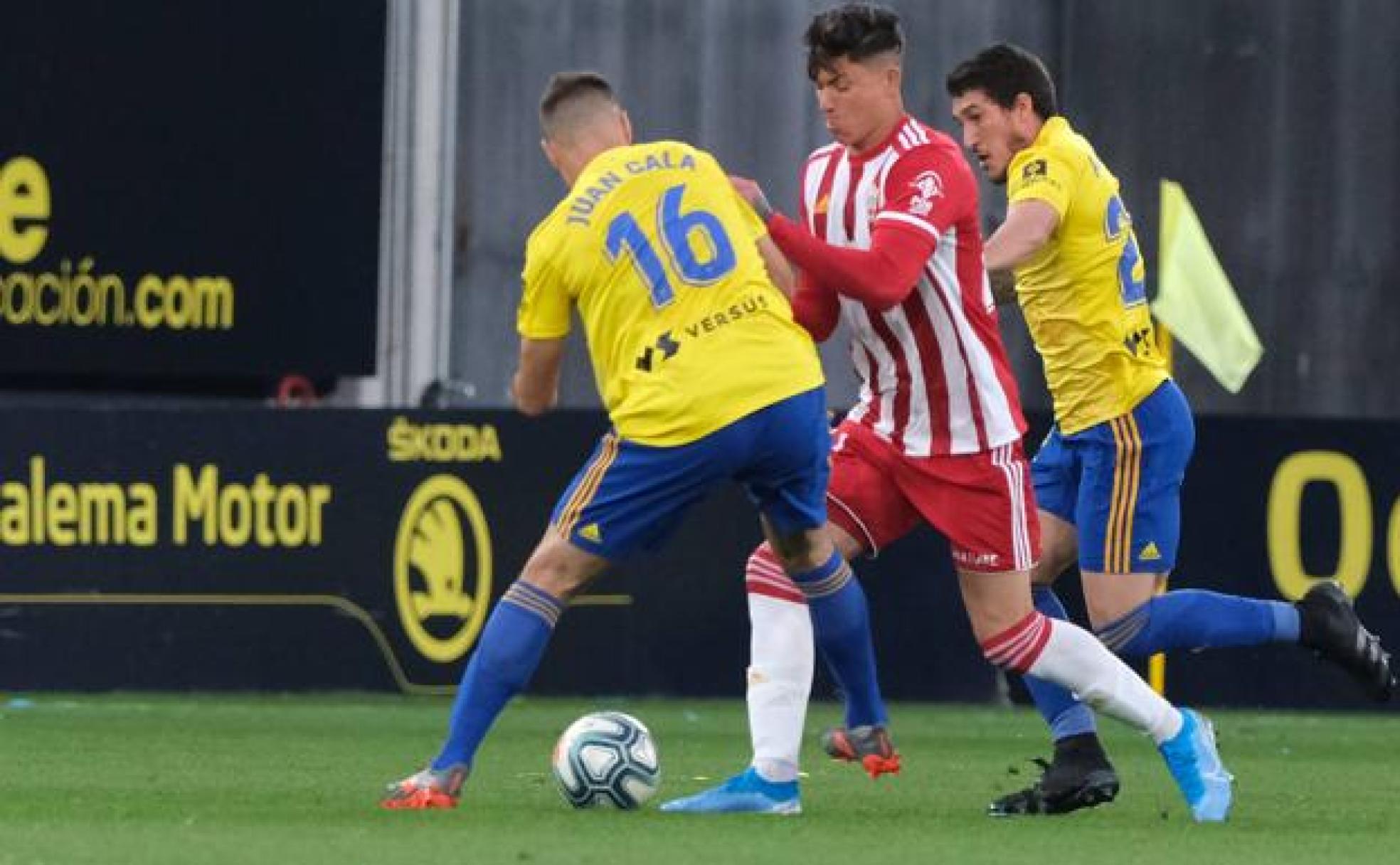 Darwin intenta superar al cadista Juan Cala, en la Liga 2019/20, que acabó con derrota rojiblanca (2-1).