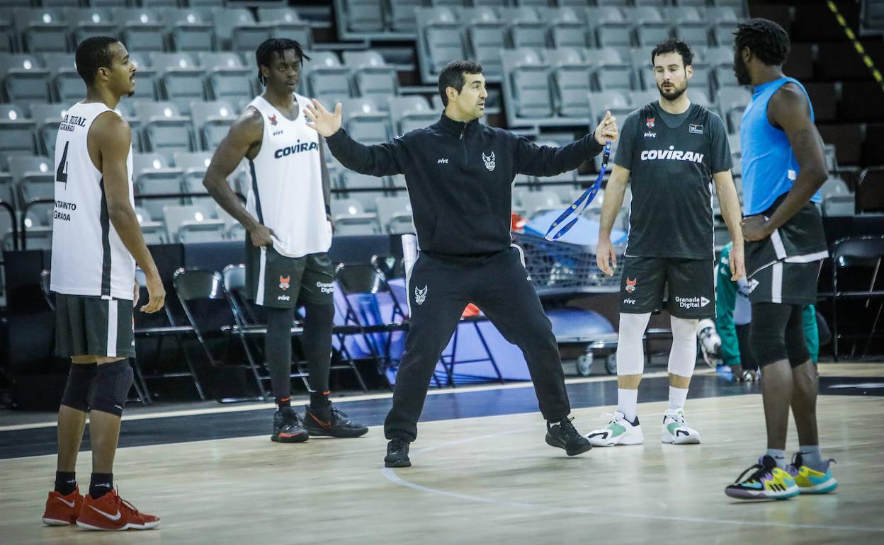 Pablo Pin da consejos técnicos a Renfroe, Bropleh, Costa y Ali (derecha).