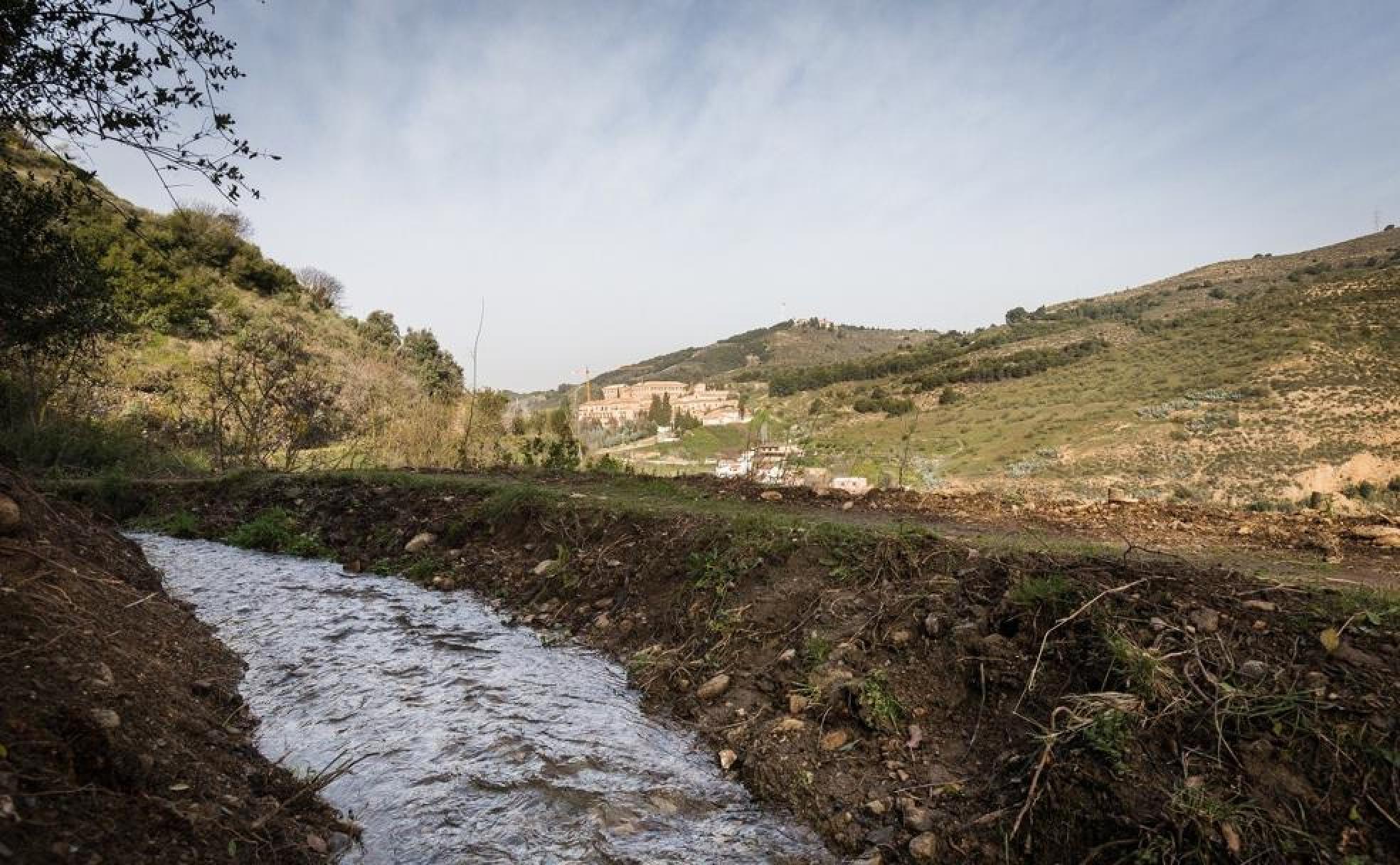 Senda de la acequia Real de la Alhambra con la Abadía del Sacromonte de fondo.