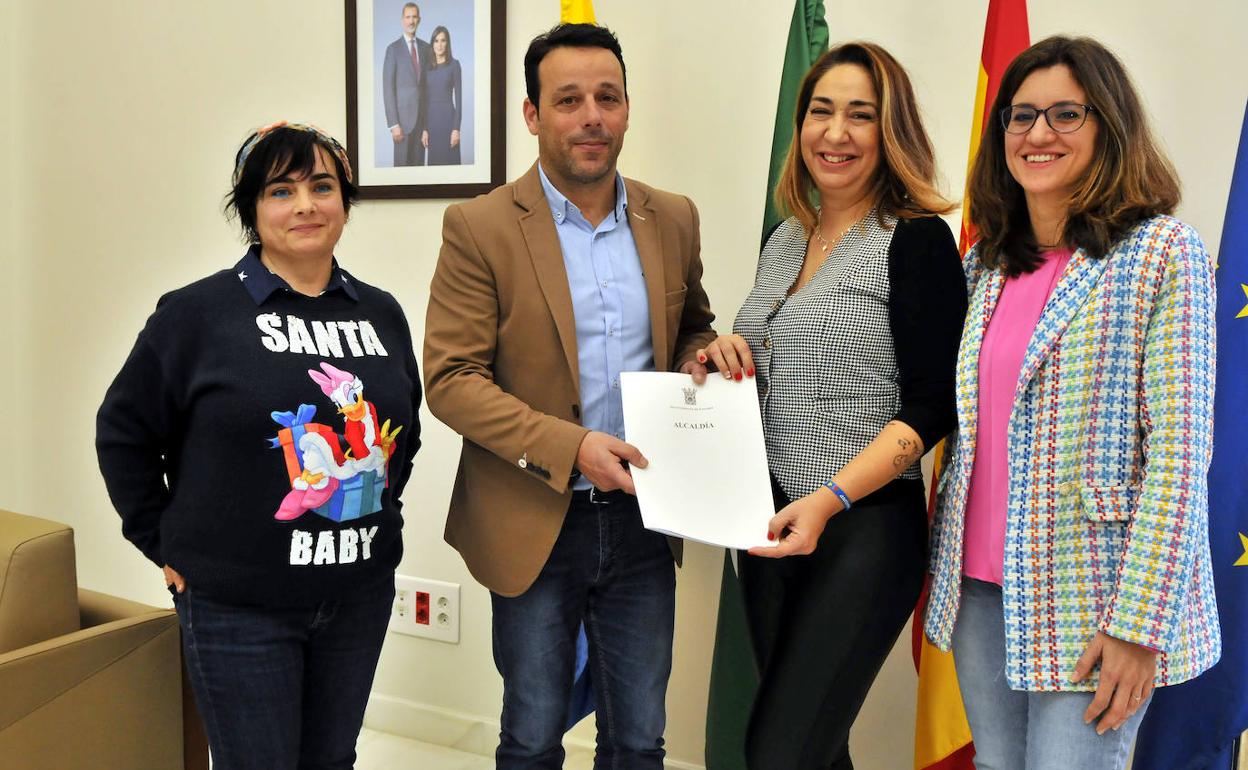 Representantes de la Protectora Arconatura y autoridades municipales. 