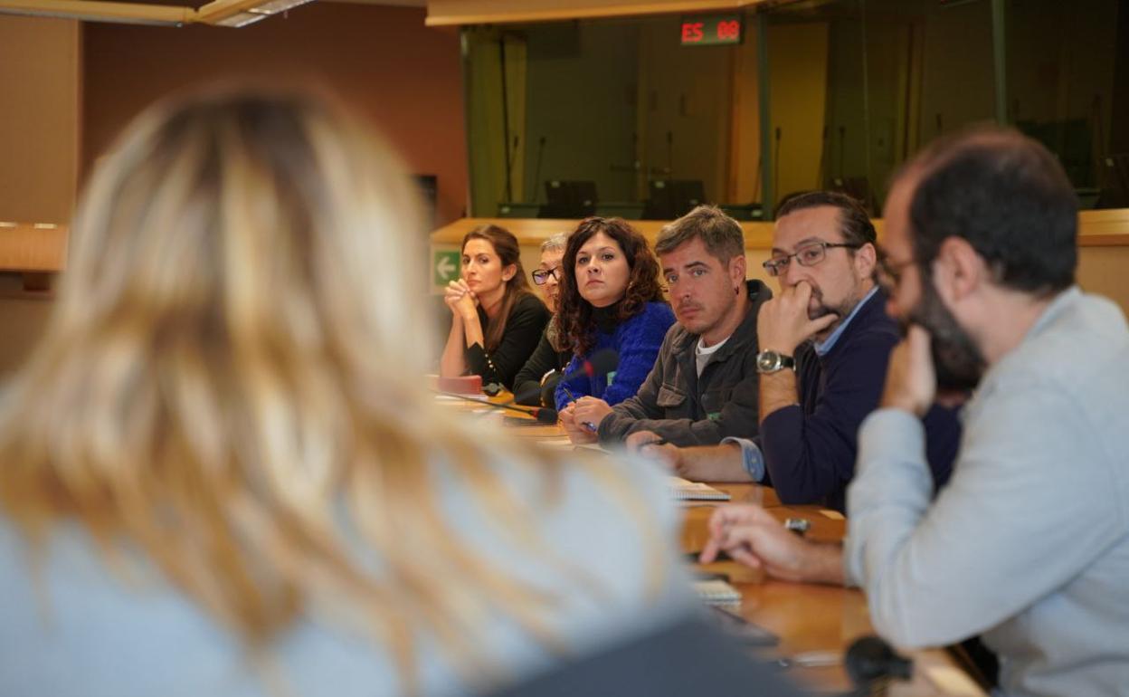 María Jesús Amate con miembros de IU, Andalucía Acoge y Almería Acoge, en una de las reuniones de trabajo en Bruselas.