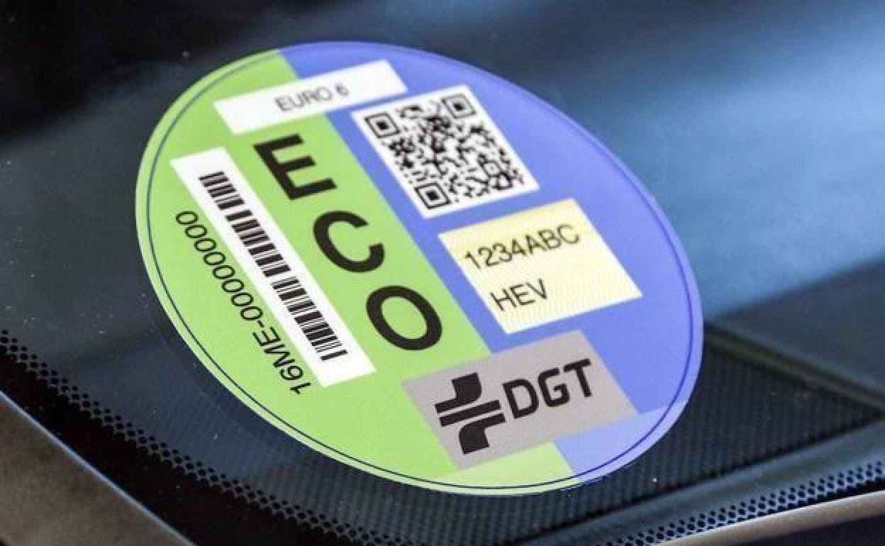 La DGT explica cómo colocar la etiqueta medioambiental para evitar una  multa de 200 euros
