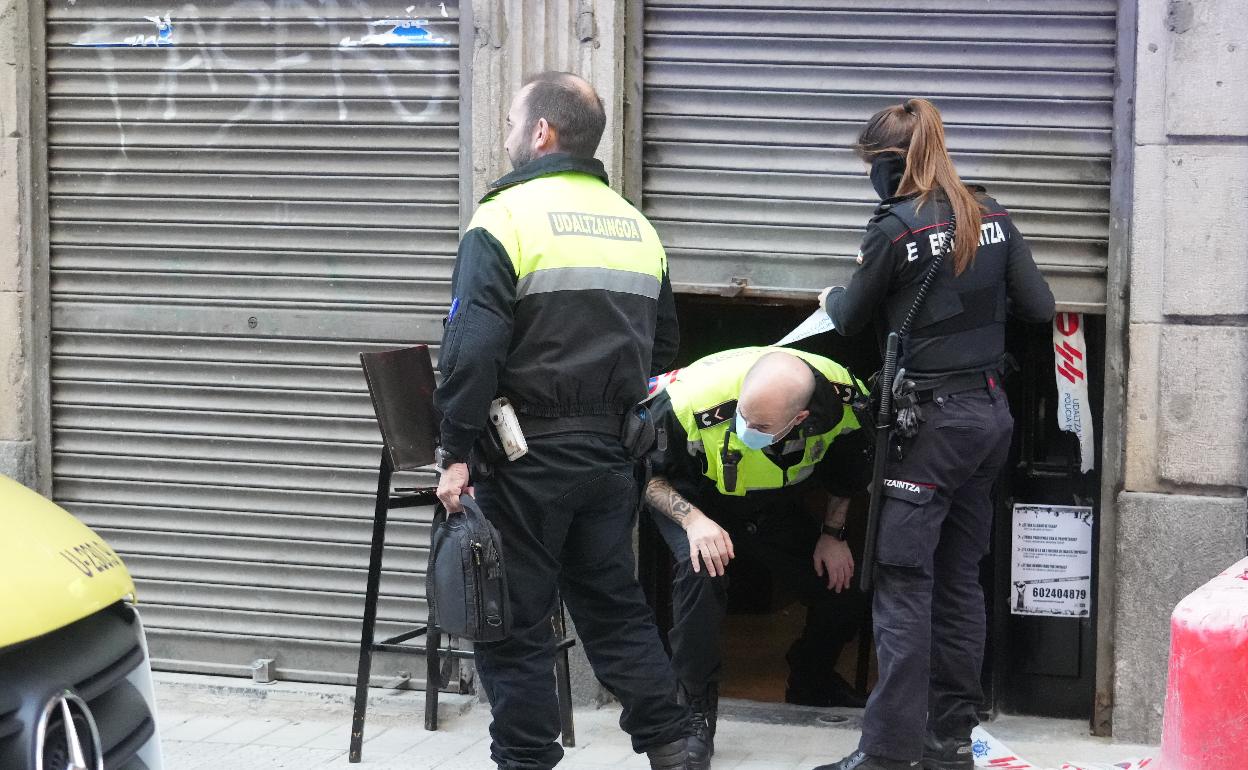 Agentes de la Policía Local de Bilbao, tras investigar el último crimen machista de la ciudad. 