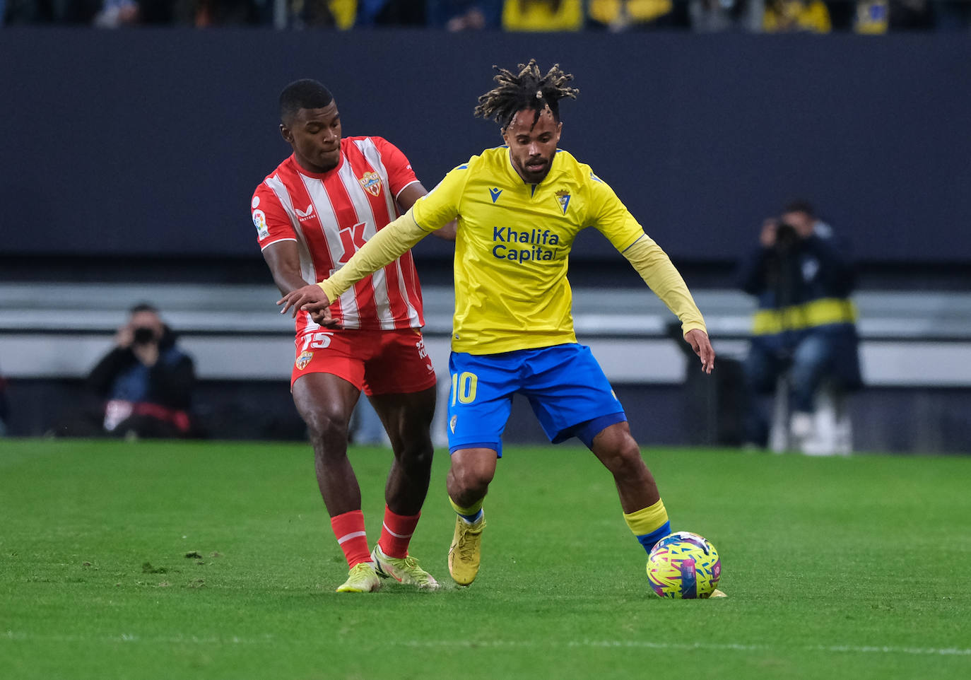 Lance del partido disputado entre el Cádiz y la UD Almería.