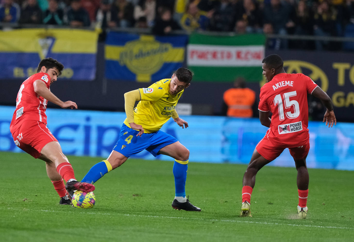 Lance del partido disputado entre el Cádiz y la UD Almería.