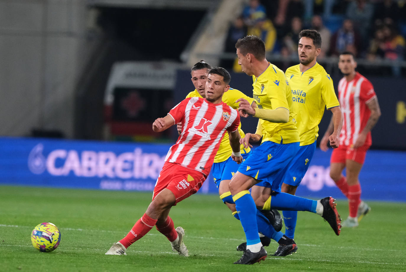 Lance del partido disputado entre el Cádiz y la UD Almería.