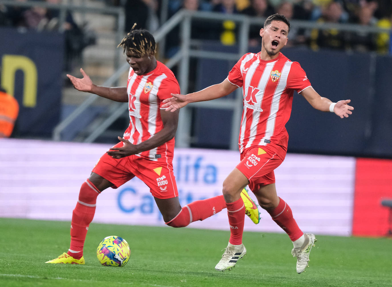 Lance del partido disputado entre el Cádiz y la UD Almería.