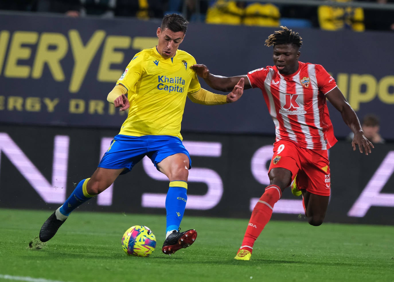 Lance del partido disputado entre el Cádiz y la UD Almería.