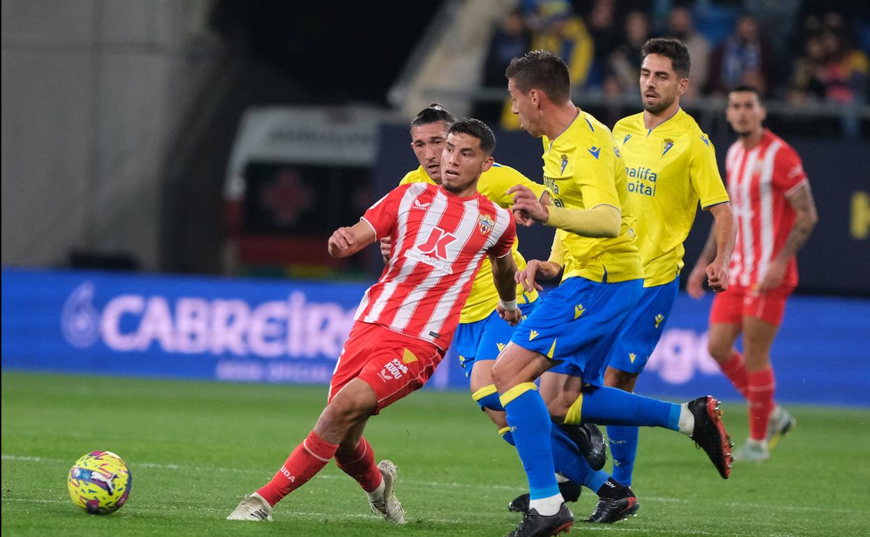 Lucas Robertone, rodeado de rivales, sacó el balón con nota. 