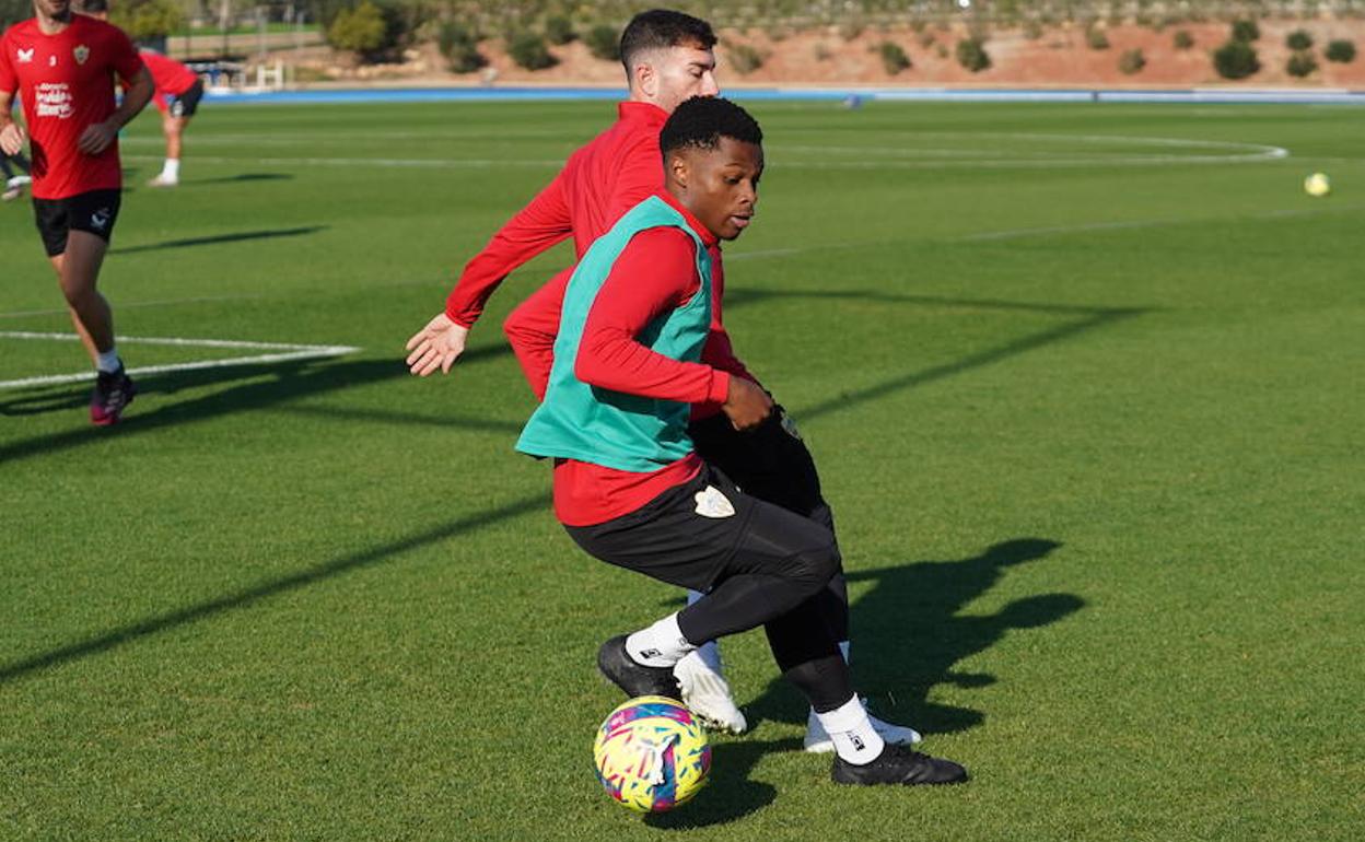 La UDA quiere driblar el infortuno de no ganar fuera con un triunfo en Cádiz. 