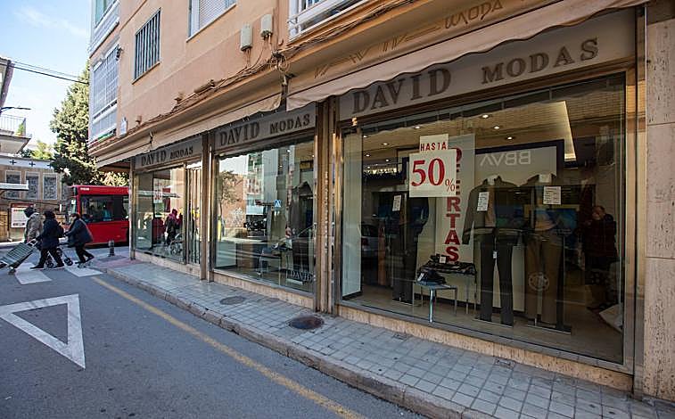 Imagen principal - David Modas, el titán que resiste en La Chana tras 50 años