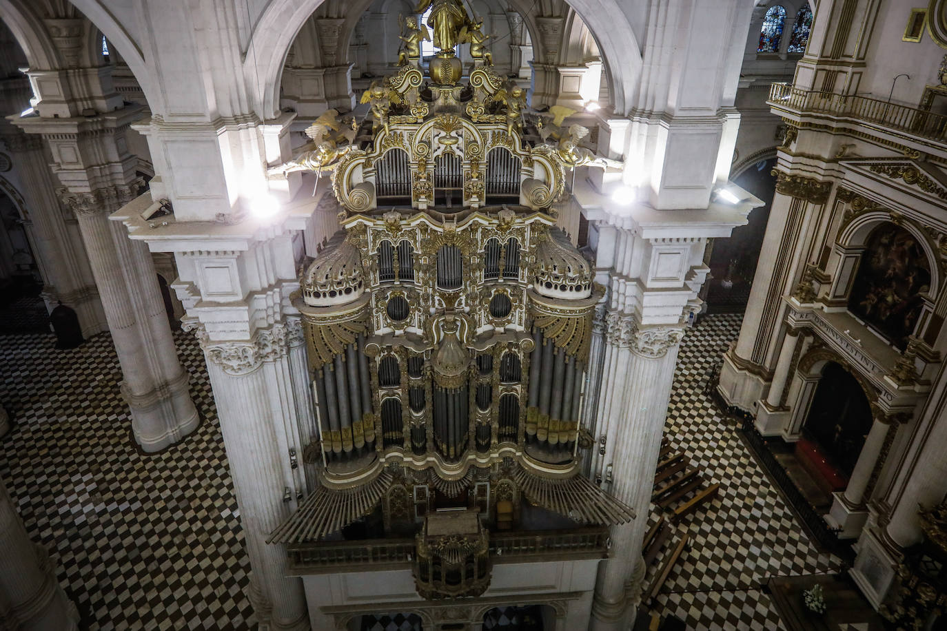 Imagen del Órgano del Evangelio desde lo alto del andamio.