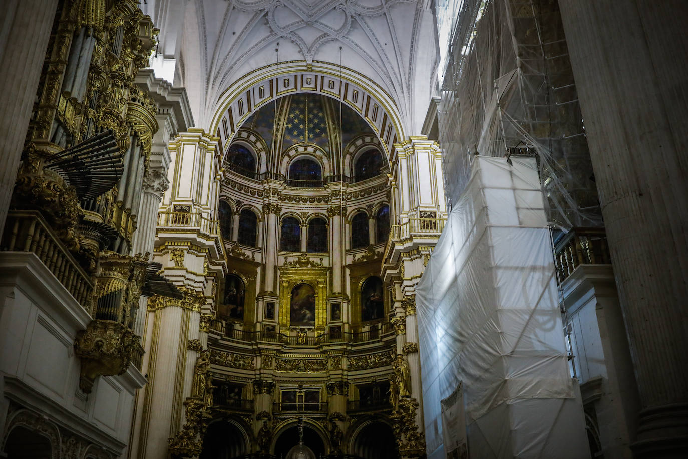 El Órgano del Evangelio y el de la Epístola están situados uno enfrente del otro en la nave central. 