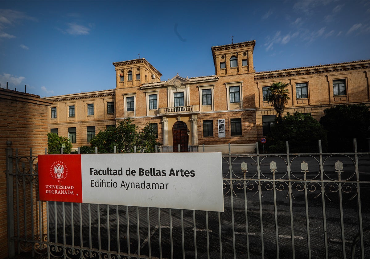 Las labores de aclimatación, restauración y conservación en el entorno del edificio de esta facultad requirieron la inversión de 1,2 millones de euros en el ejercicio de 2022, según los datos de la Universidad de Granada. Fue el primer esfuerzo en este sentido realizado desde 2016, cuando se habían reparado las cubiertas del edificio principal.