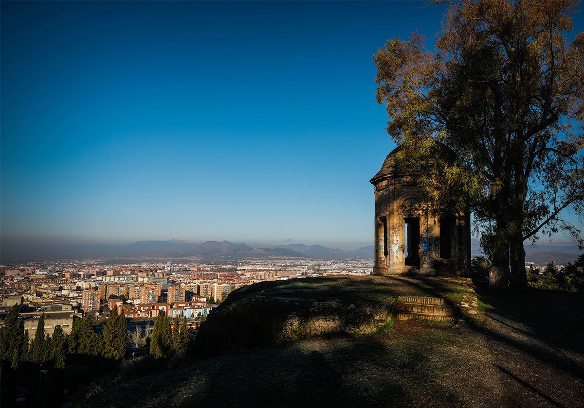 En este enclave, que forma parte del Campus de Cartuja, se acometieron con cargo al presupuesto de 2020 de la Universidad de Granada los trabajos de recuperación del albercón y el templete, que supusieron una inversión de 651.059 euros.