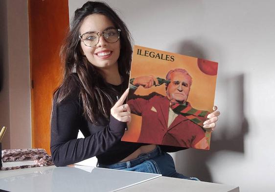 Carmen ha reinterpretado la histórica portada de Ouka Lele para el disco 'Ilegales' en el 40 aniversario de su aparición.